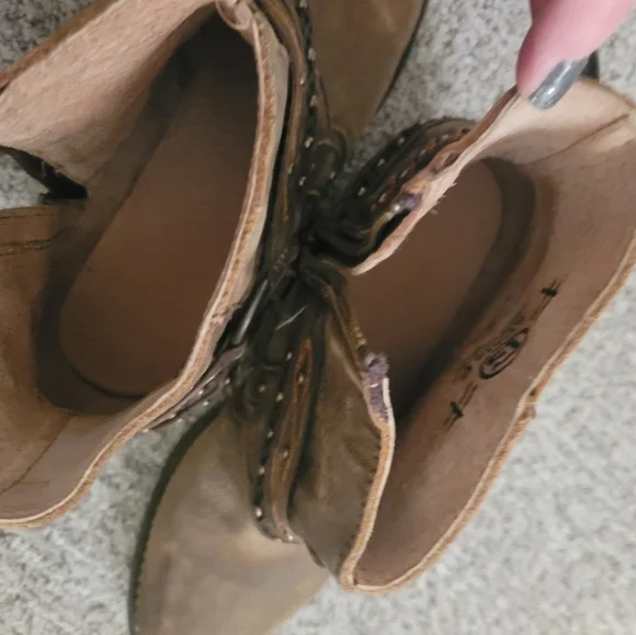 Women's size 8.5 Like New Leather Booties - Picture 4 of 7